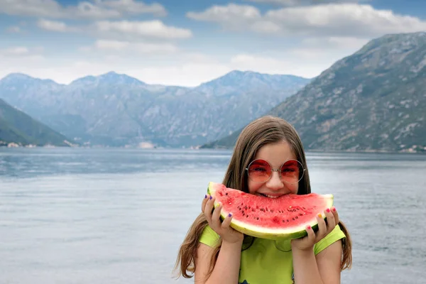 Tienermeisje met watermeloen op zomervakantie — Stockfoto