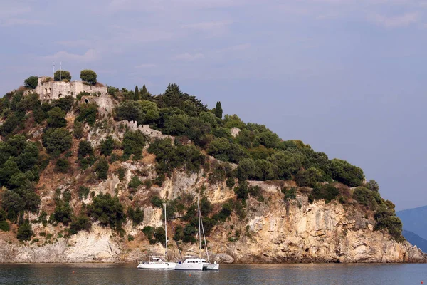 Viejo castillo en la colina paisaje Parga Grecia temporada de verano — Foto de Stock