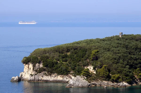 Kruiser schip zeilen op de Ionische zee Parga Griekenland zomerseizoen — Stockfoto