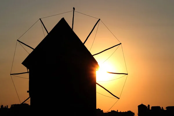 Silhueta moinho de vento pôr do sol Nessebar Bulgária — Fotografia de Stock