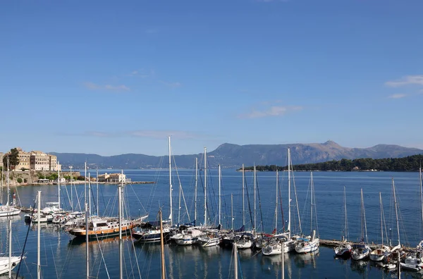 Barche a vela e yacht in porto Corfù Grecia — Foto Stock