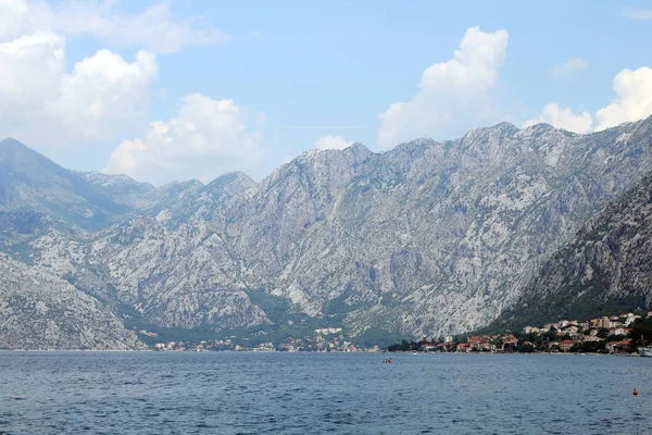 Baía de Kotor na paisagem de verão Montenegro — Fotografia de Stock