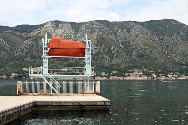 Säkerhet livbåt Kotor bay Montenegro — Stockfoto