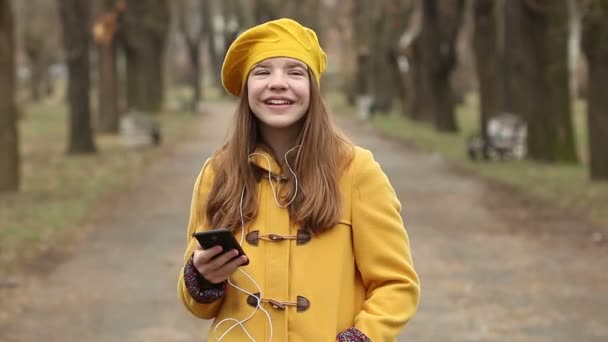 快乐的少女听音乐在智能手机上 — 图库视频影像