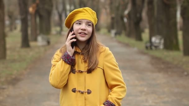 Gelukkig Tiener Meisje Praten Haar Smartphone — Stockvideo