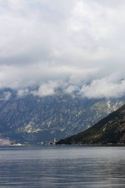 dağlar şehir Perast Kotor Körfezi manzara Montenegr üzerinde bulutlar
