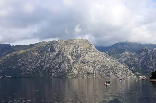 Moln ovanför bergen Kotor Bay landskap Montenegro — Stockfoto