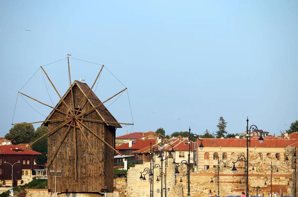 Velho moinho de vento de madeira Nessebar Bulgária — Fotografia de Stock