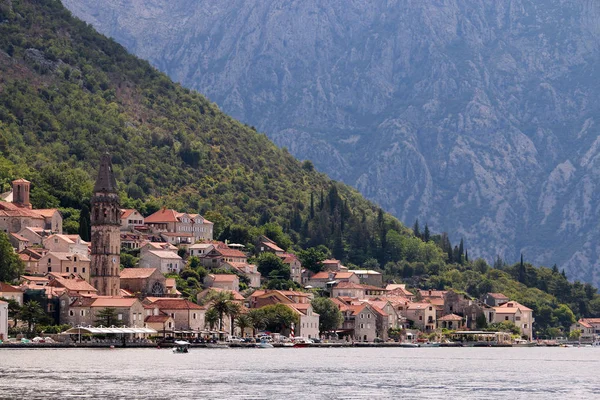 Cidade velha Perast paisagem urbana Baía de Kotor Montenegro no verão — Fotografia de Stock