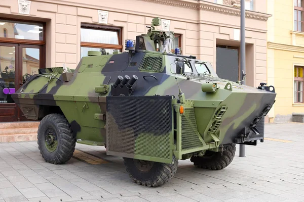 Veicolo blindato militare in strada — Foto Stock