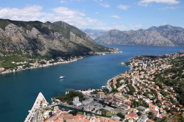 Yaz sezonunda Kotor Karadağ Körfezi manzara