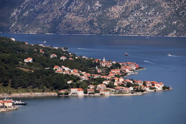 Vila da Baía de Kotor Prcanj em paisagem de verão Montenegro — Fotografia de Stock