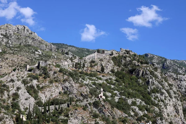 Stará pevnost Saint John na vrcholu hory Kotor Montene — Stock fotografie