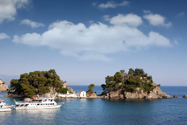 Grieks-orthodoxe kerk op het eiland Panagias Parga Griekenland zomer zee — Stockfoto