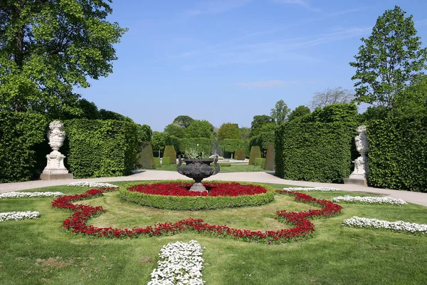 Schonbrunn Palace garden Vienna Austria — Stock Photo, Image