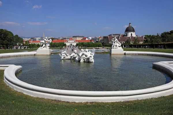 ウィーンオーストリアのベルヴェデレ宮殿の彫刻と噴水 — ストック写真