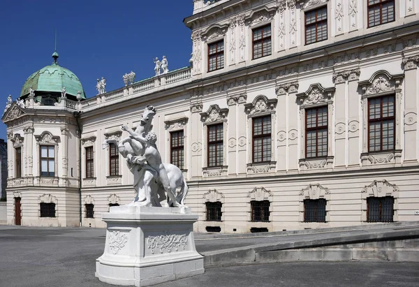 Άγαλμα και παλάτι Belvedere στη Βιέννη Αυστρία — Φωτογραφία Αρχείου