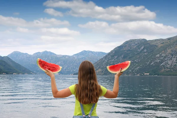 Menina com melancia em umas férias Baía de Kotor Montenegro — Fotografia de Stock