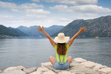 elleri kadar kız bir yaz tatili Kotor bay Montene sahiptir