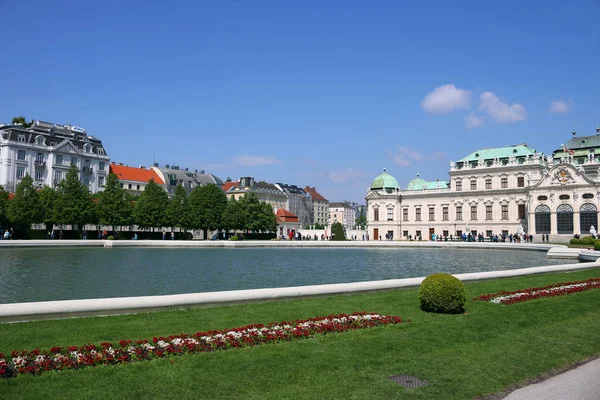 Tuin met vijver en oude gebouwen Wenen Oostenrijk — Stockfoto