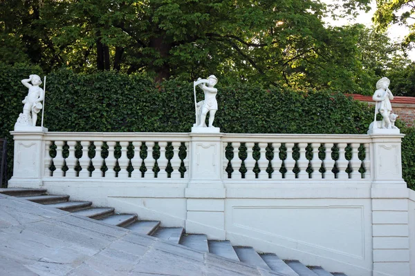 Белая лестница и забор со скульптурами в Вене Австрия — стоковое фото