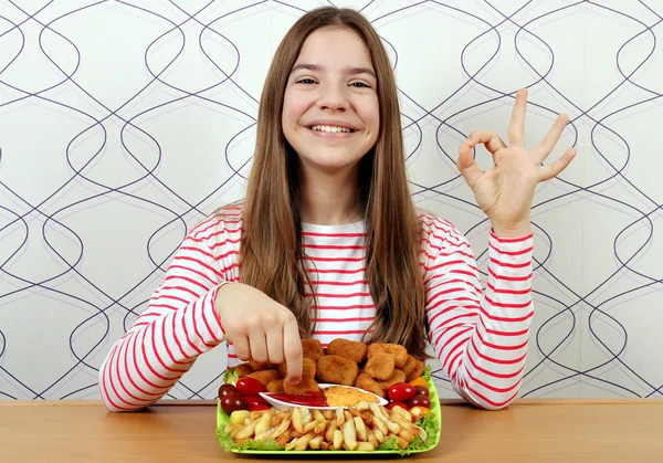 Menina adolescente feliz com nuggets de frango saboroso e sinal de mão ok — Fotografia de Stock