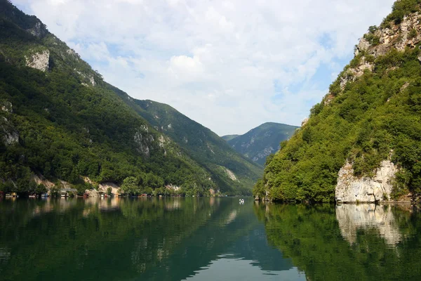 Canyon do rio Drina na paisagem de verão — Fotografia de Stock