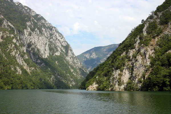 Φαράγγι του ποταμού Ντρίνα και βουνά σε καλοκαιρινό τοπίο — Φωτογραφία Αρχείου