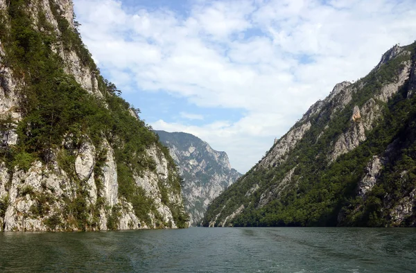 Drina canyon fiume e montagne paesaggio naturale — Foto Stock