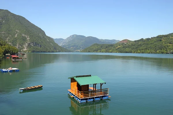 Mały drewniany dom pływający na rzece Drina Serbia — Zdjęcie stockowe