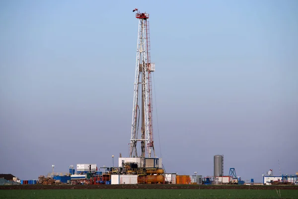 Equipamento de perfuração de petróleo e gás na indústria de campos petrolíferos — Fotografia de Stock
