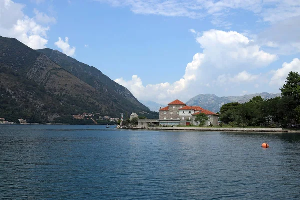 Mar y montañas paisaje en verano Bahía de Kotor Montenegro — Foto de Stock