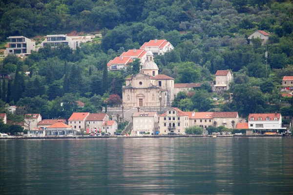 Prcanj pueblo e iglesia Bahía de Kotor Montenegro — Foto de Stock