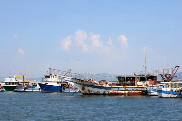 Viejo barco oxidado en puerto Nessebar Bulgaria — Foto de Stock