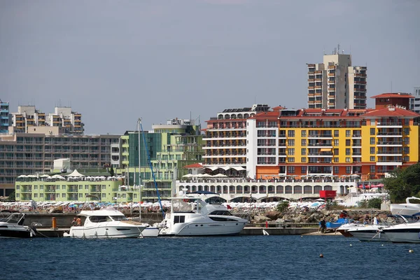 Porto con yacht ed edifici alberghieri Nessebar Bulgaria in estate — Foto Stock