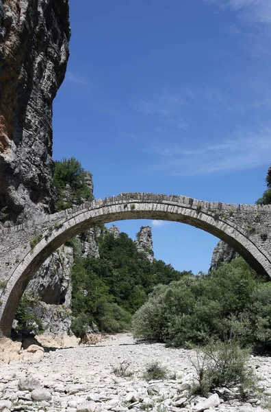 Kokori, Starý kamenný most v letní krajině Zagoria Epirus Gree — Stock fotografie