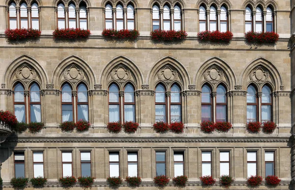 Detalle fachada ventanas y flores Rathaus Viena Austria — Foto de Stock