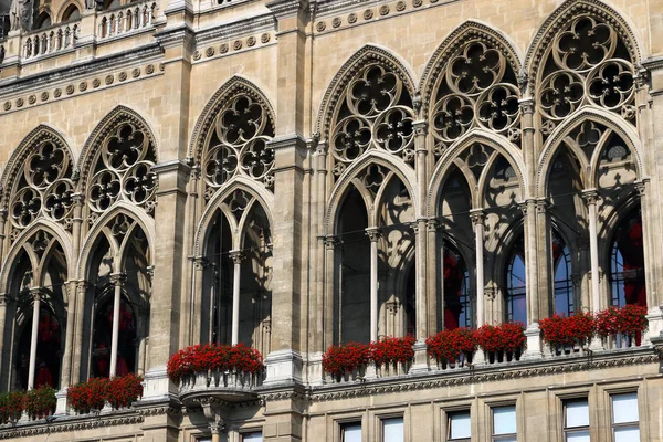 Fönster och blommor fasad Rathaus Wien Österrike — Stockfoto