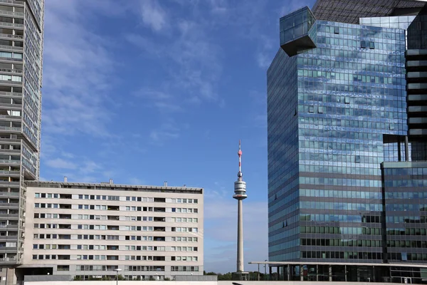 Wieża telewizyjna i buidlings gród Wiedeń Austria — Zdjęcie stockowe