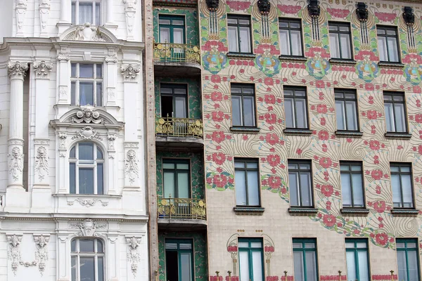 Edifici con ornamenti e fiori di design sulla parete Vienna Austr — Foto Stock