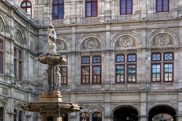 Statua e fontana del Teatro dell'Opera di Vienna Austria — Foto Stock