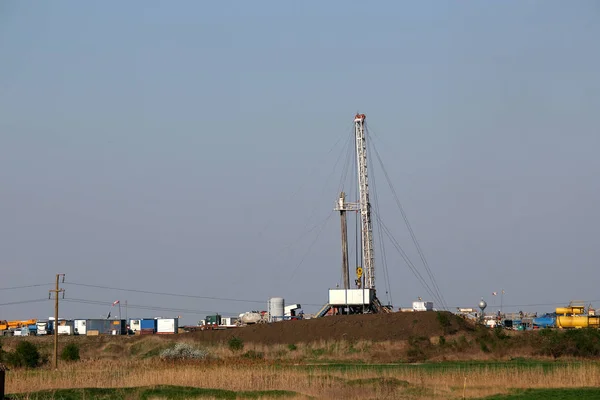 Land oil and gas drilling rig in oilfield industry — Stock Photo, Image