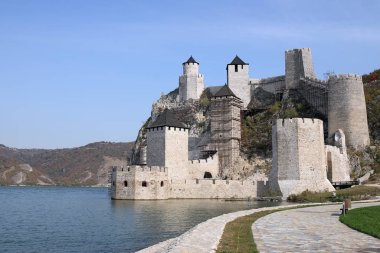 Tuna nehri üzerinde Golubac kale simgesi Sırbistan
