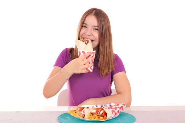 饥饿的少女正在吃陀螺仪皮塔 — 图库照片
