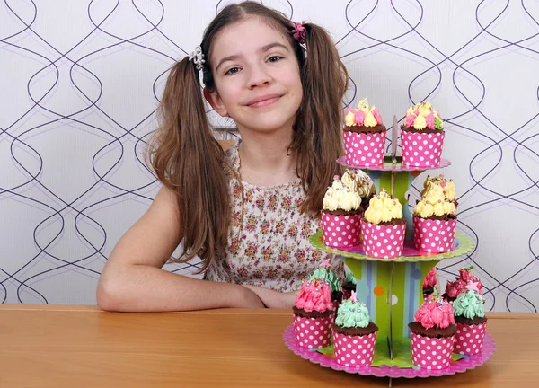 Щаслива маленька дівчинка з десертом — стокове фото