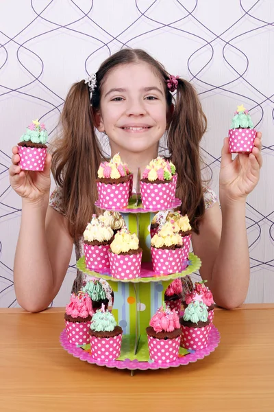 Menina feliz com sobremesa de bolos doces — Fotografia de Stock