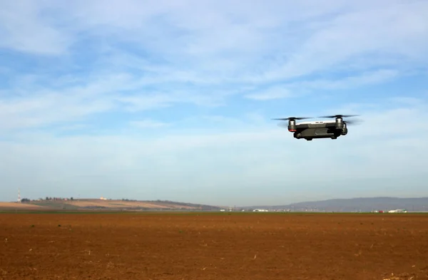 Drone, sürülmüş alan teknolojisi ve tarım salasında uçuyor. — Stok fotoğraf