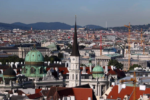 Kyrktornet och palats Vienna stadsbilden Österrike — Stockfoto