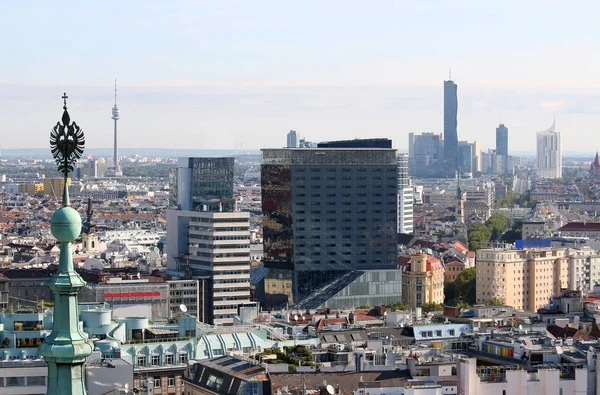 Viena edificios antiguos y modernos paisaje urbano Austria — Foto de Stock