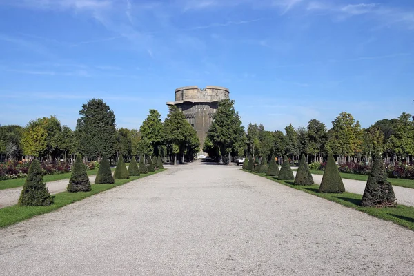 Torre antiaérea Flakturm en Augarten paisaje Viena Austri —  Fotos de Stock